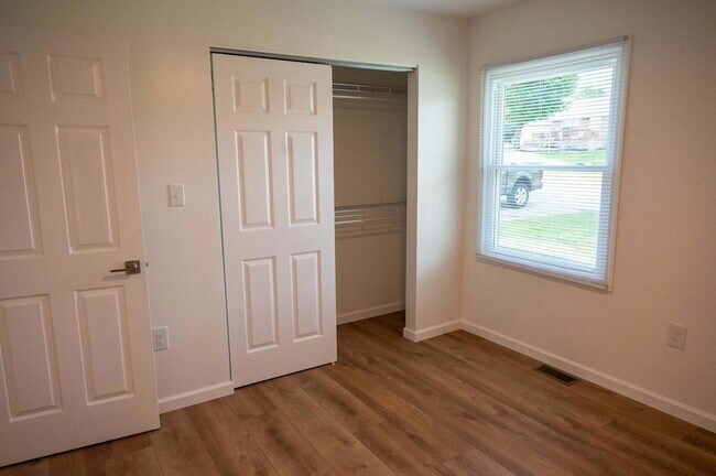 Building Photo - 208 Burley Way