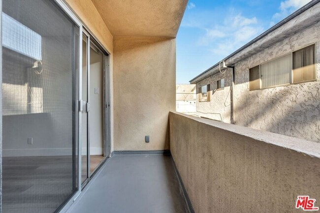 Building Photo - 1110 S Oakhurst Dr