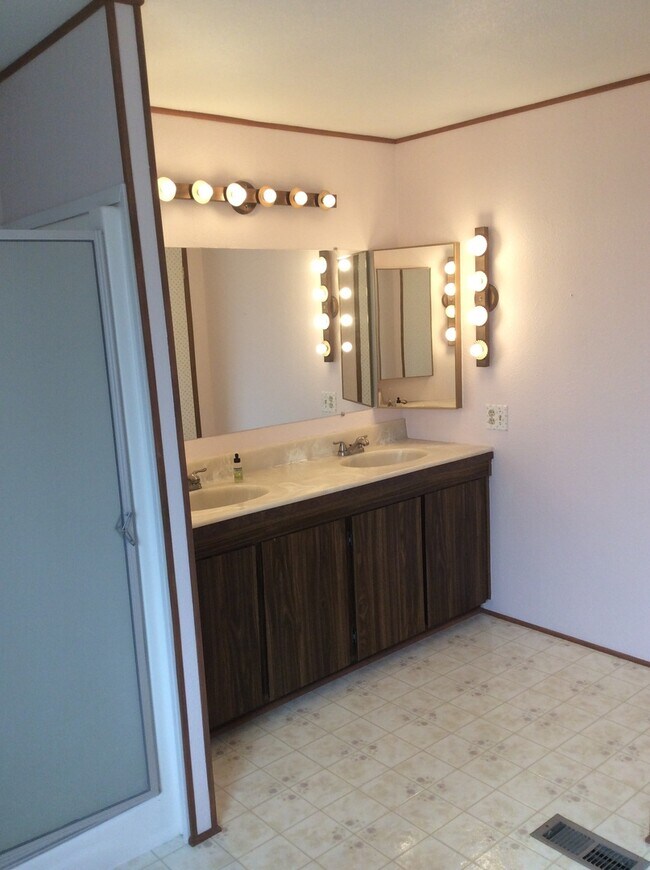 Building Photo - 595 Magnolia Way  Reno, NV 89506
