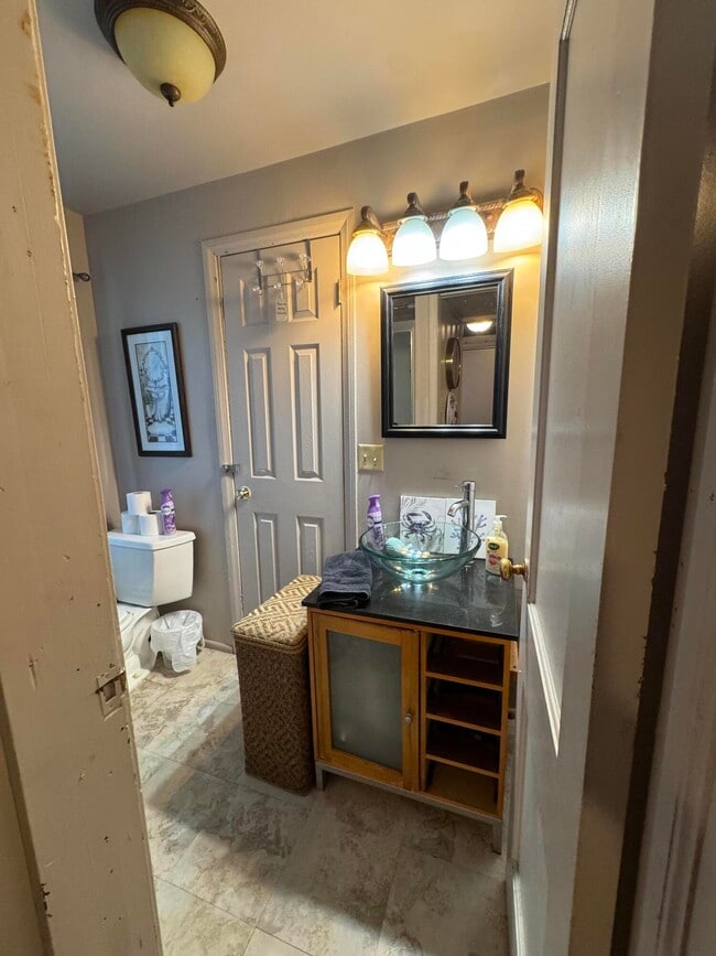 Building Photo - 13512 Venetian Dr