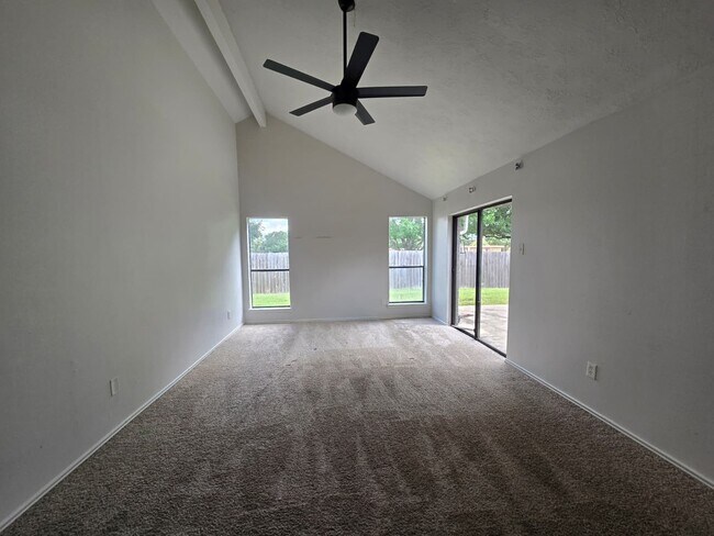 Building Photo - 610 Woodlake Cir