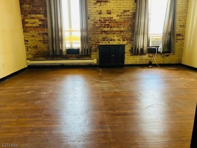 Primary Photo - 16 Walling Ave