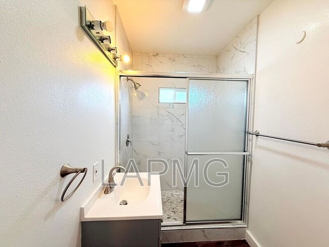 Building Photo - 1910.5 Daly St