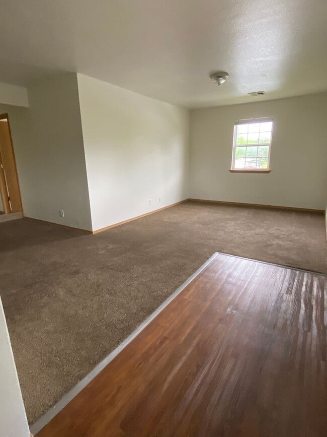 Building Photo - Nice 2BR/1BA Apartment Near MSSU in Joplin. (UPSTAIRS UNIT)