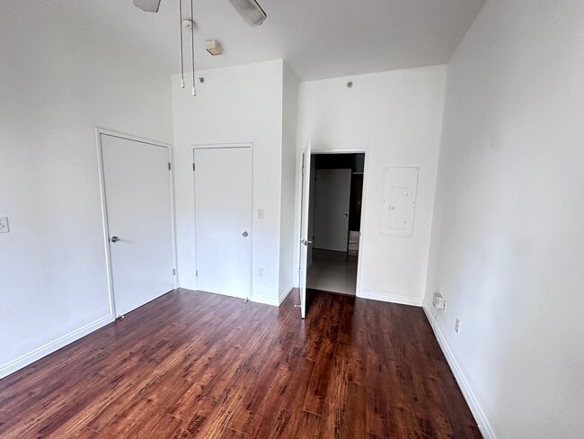 Building Photo - Modern Downtown Long Beach Condo with Ocea...