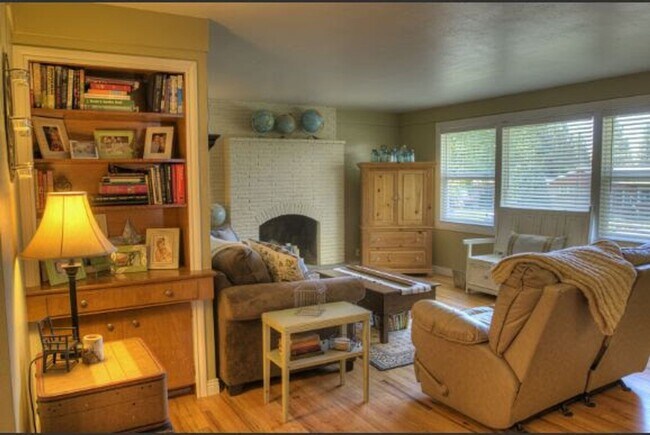 Building Photo - Available June 5th Spacious 3 Bedroom Rancher with Finished Basement & Beautiful Upgrades