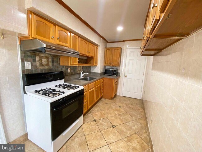 Building Photo - 6330 Leonard St