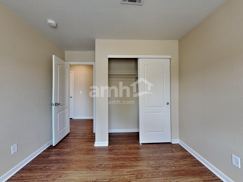 Building Photo - 10572 Vaughn Ct