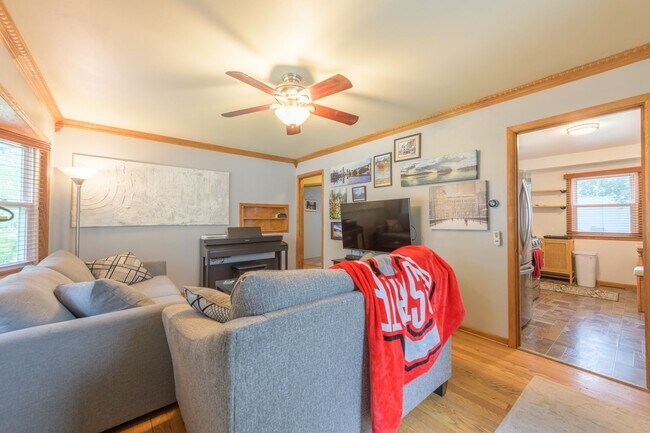 Building Photo - awesome 2 bed 1 bath Pet Friendly in Minneapolis Available for Lease