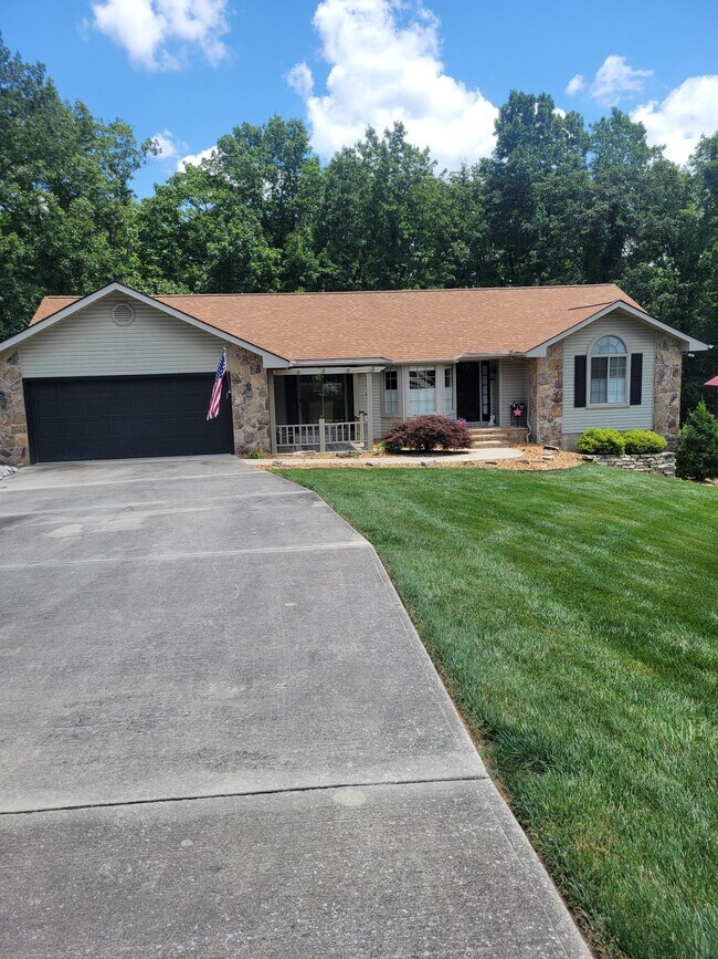 Building Photo - 456 Snead Dr