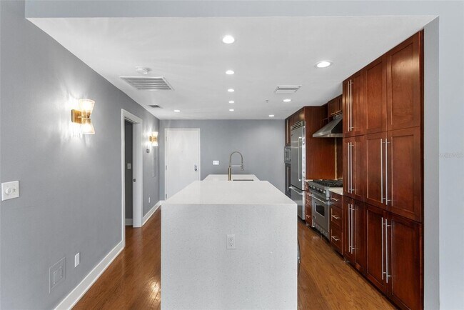 Building Photo - 1120 E Kennedy Blvd