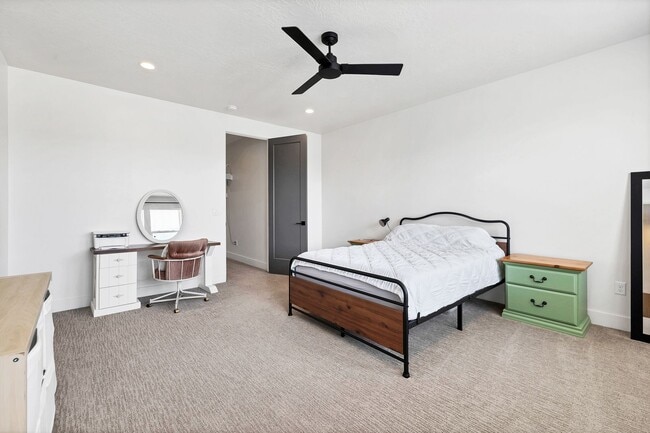 Building Photo - Lovely, Modern Townhome in Scenic Ivins