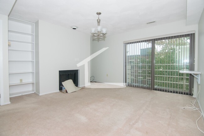 Building Photo - HOT ALLSTON LISTING!!!!