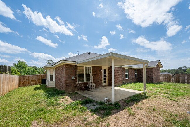 Building Photo - 945 Cannock St