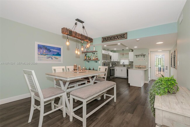 Building Photo - 9811 N Hollybrook Lake Dr