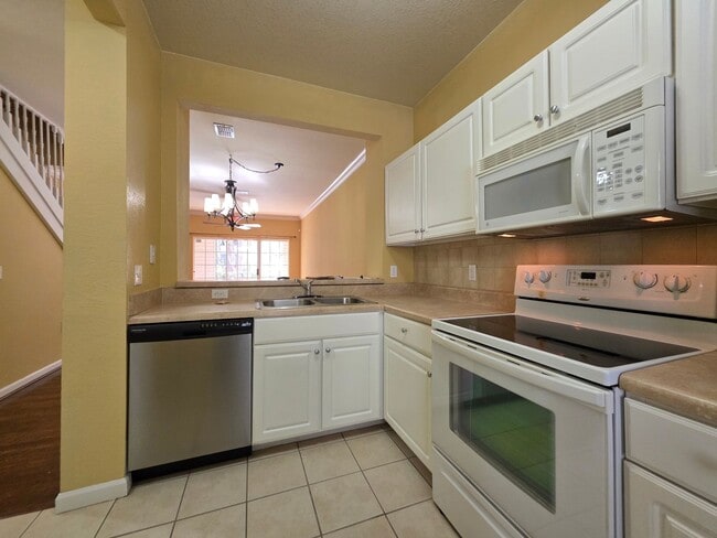 Building Photo - FOR RENT, 2 bedroom 2.5 bathroom townhouse