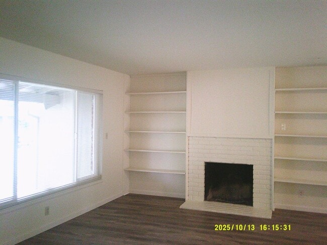 Building Photo - Three bedroom 1 bath with central heat and air