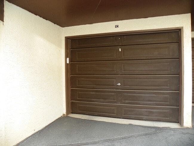 Building Photo - 823 Country Club Dr SE