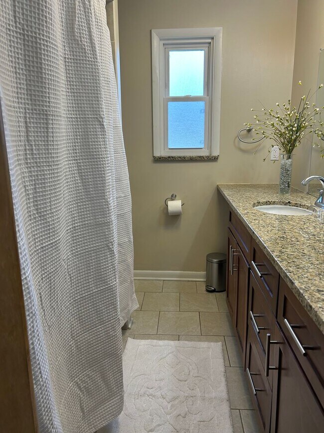 Building Photo - Brick Ranch for Rent in Highland  HTS close to the freeway