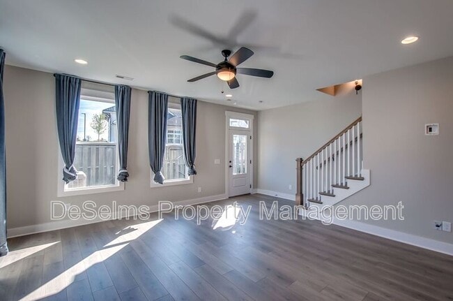 Building Photo - 2061 Oakwood Avenue