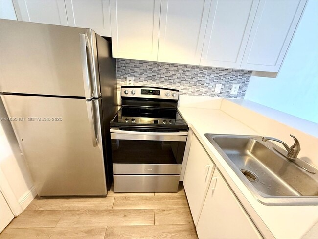 Building Photo - 1000 SE 15th St