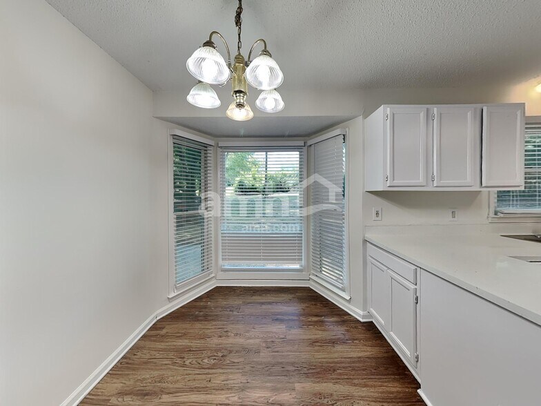 Building Photo - 2601 Briar Ridge Dr
