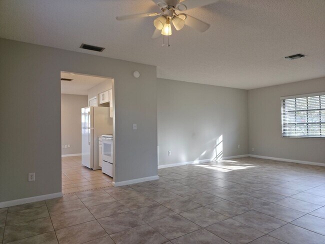 Building Photo - Freshly Updated 2/1 House with Garage in Deltona!