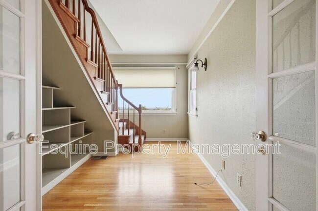 Building Photo - 2381 Hyland Ave