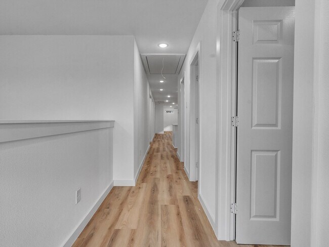 Building Photo - ? 3 Bed / 2.5 Bath Duplex – Spacious & Move-In Ready! ?