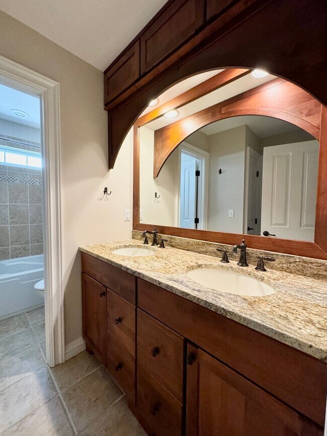 Building Photo - 5 bed/3.5 bath home on Lakeview Golf Resor...