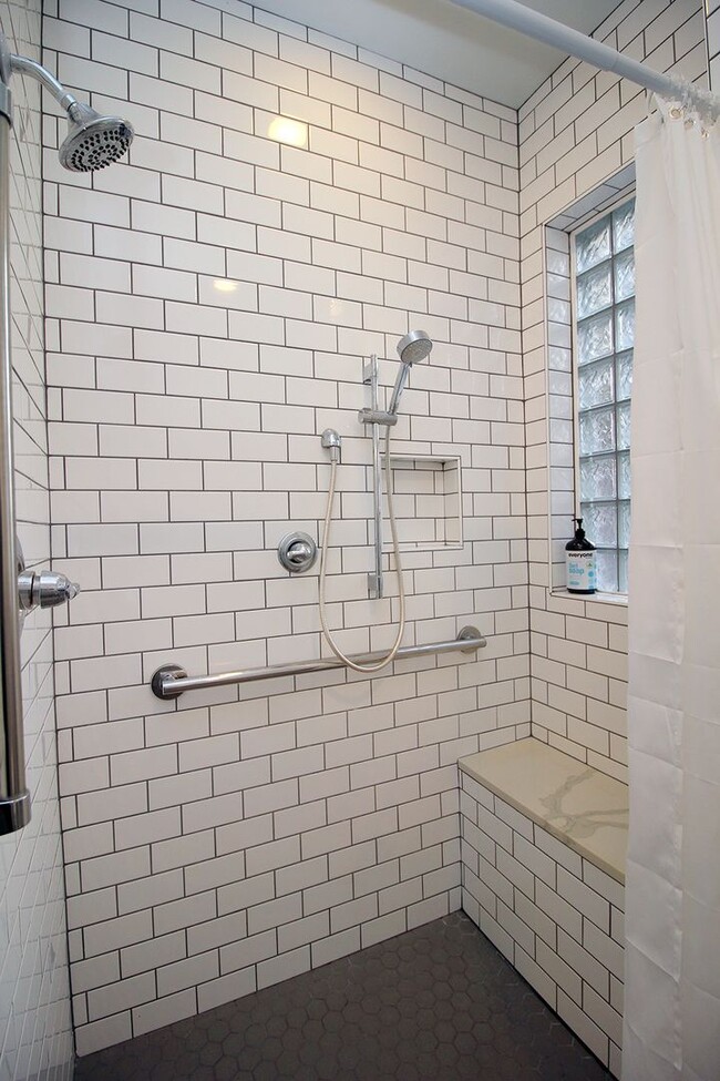 Building Photo - FULLY FURNISHED Spacious ADU Located in the heart of Portland's Historic Laurelhurst Neighborhood!