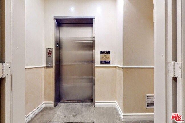 Building Photo - 353 S Reeves Dr