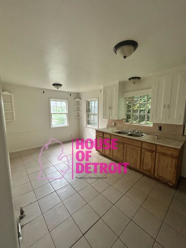 Building Photo - COMING SOON!!~~ 3 BEDROOM 1 BATH BUNGALOW ...