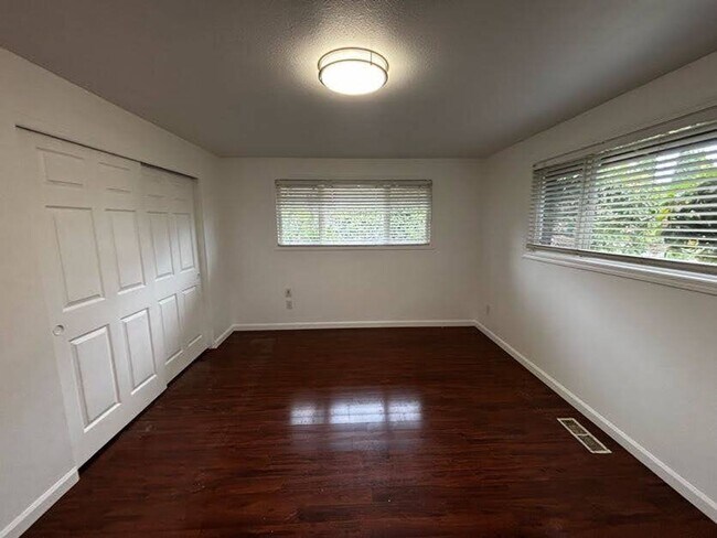Building Photo - Charming Marysville Rambler-Style Duplex