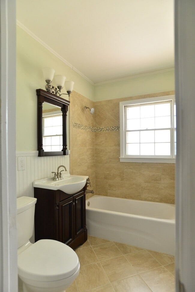 Building Photo - 827 Glendora Dr