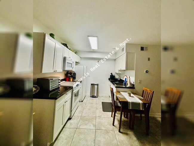 Building Photo - "Chic & Cozy 1-Bedroom Condo with Granite Touches & Furnished Comfort in Tucson!"