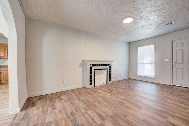 Building Photo - 1426 NE 24th St