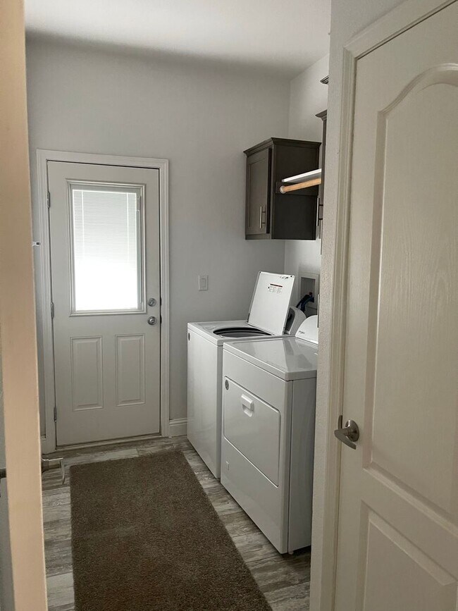 Building Photo - Newer Manufactured home, 3 bed 2 bath, Lower Magalia