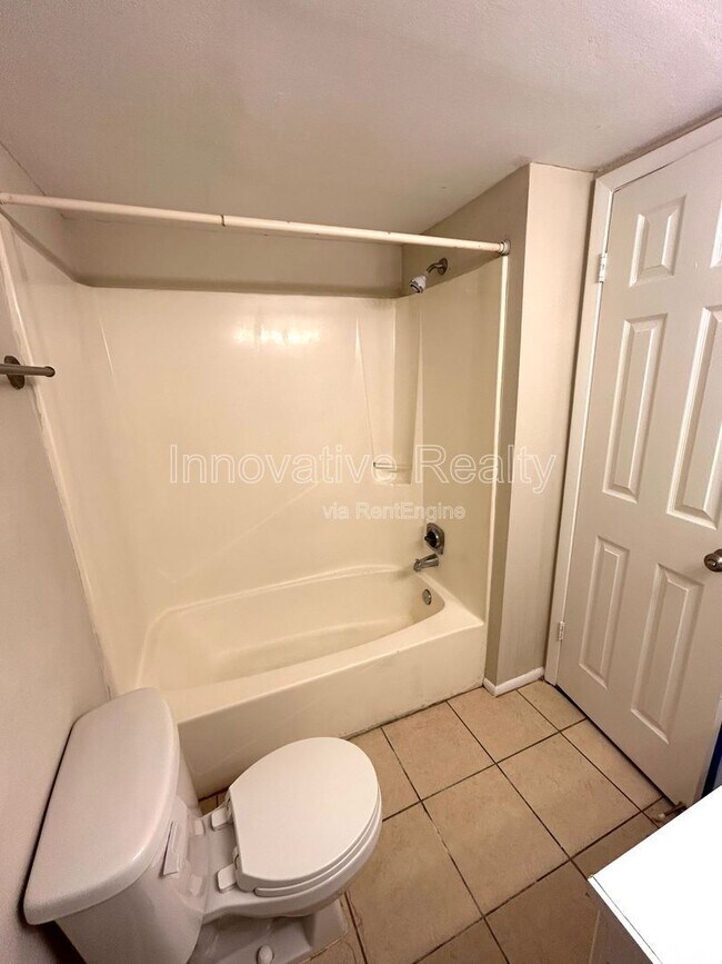 Building Photo - 120 Blue Pointe Way