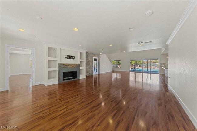 Building Photo - 144 E Robindale Rd
