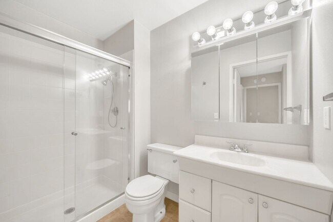 Building Photo - Spacious 4-Bedroom, 2.5-Bath Townhouse Clo...