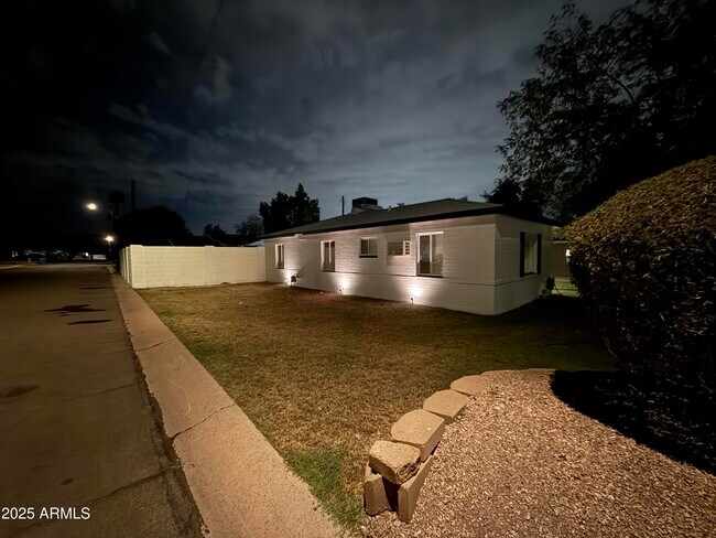 Building Photo - 7035 N 11th Pl