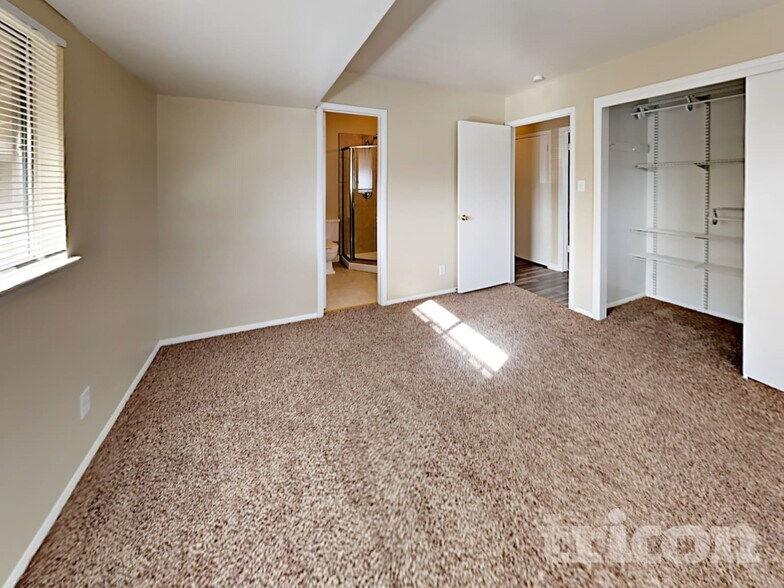 Building Photo - 1355 Royal Dr