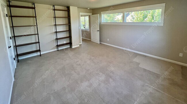Building Photo - 4 BR - 2.5 BA Luxury Golf Course Living on...