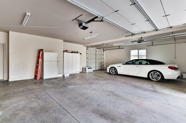 Building Photo - 2478 E Springs Dr