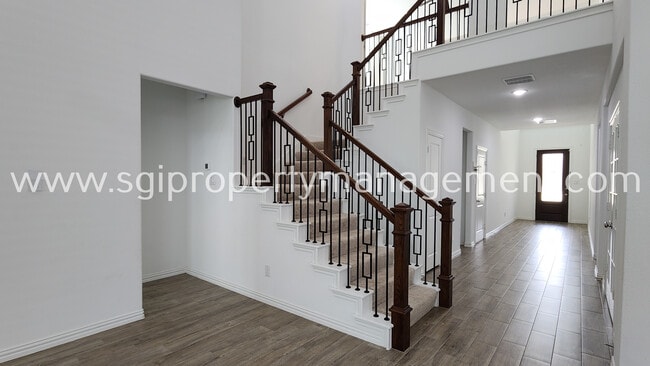 Building Photo - 10231 Sovereign Dr