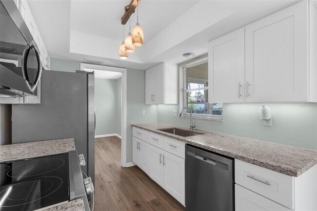 Building Photo - 913 64th St W