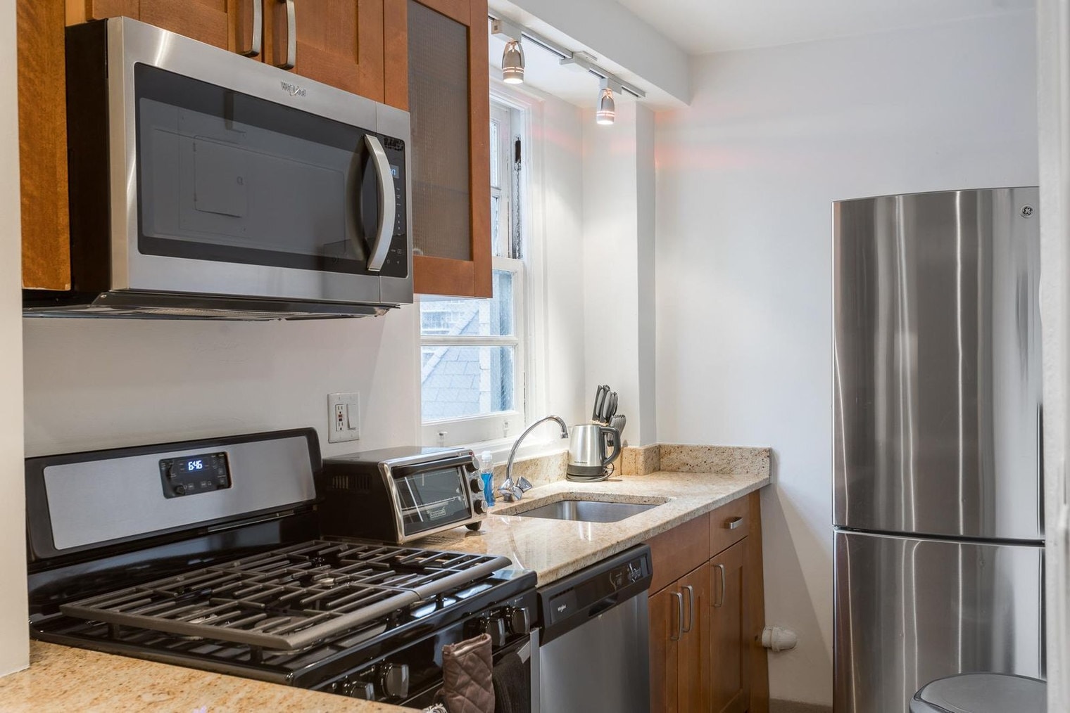 Building Photo - 240 E 81st St