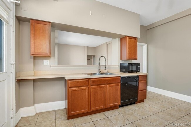 Building Photo - 2900 E Jefferson Ave