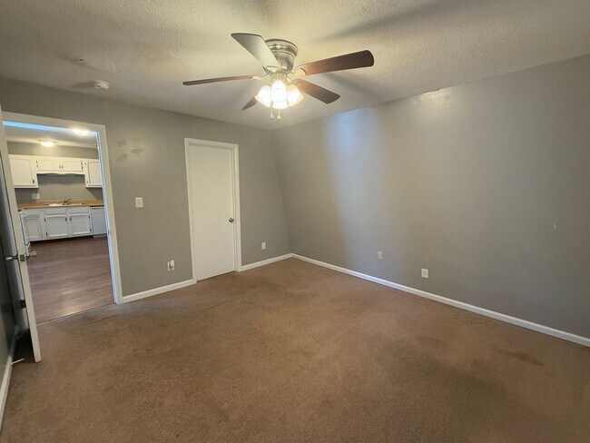 Building Photo - 2 Bedroom Apartment in Convenient Haw River Location